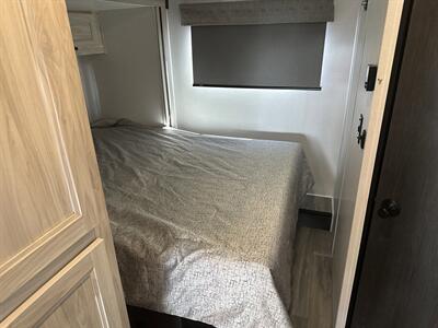 2024 Forest River Sunseeker 2550DSLE   - Photo 14 - Santa Fe Springs, CA 90670
