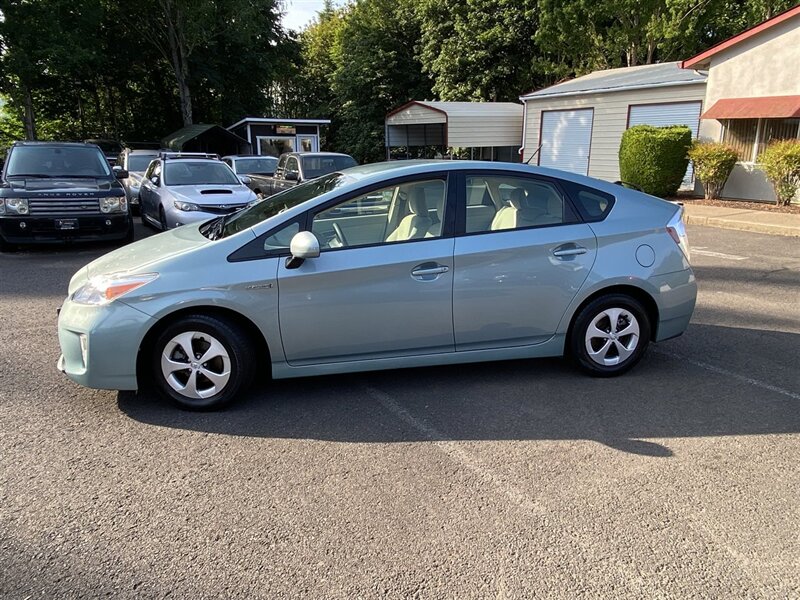 2014 Toyota Prius Three   - Photo 2 - Tualatin, OR 97062