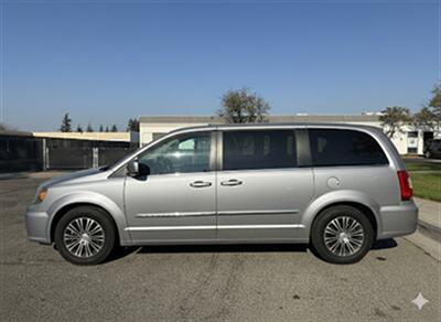 2014 Chrysler Town & Country S   - Photo 2 - Sacramento, CA 95823
