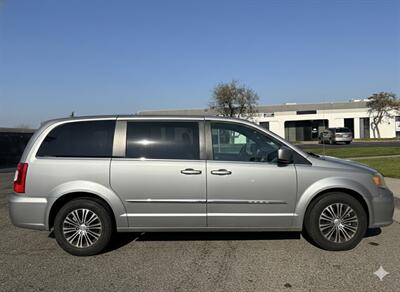 2014 Chrysler Town & Country S   - Photo 6 - Sacramento, CA 95823
