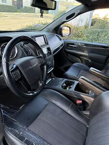 2014 Chrysler Town & Country S   - Photo 9 - Sacramento, CA 95823