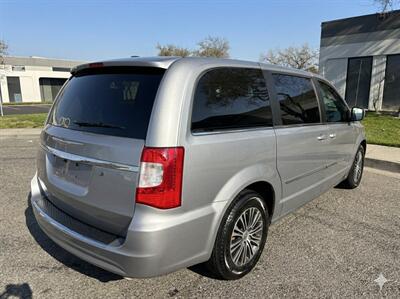 2014 Chrysler Town & Country S   - Photo 5 - Sacramento, CA 95823