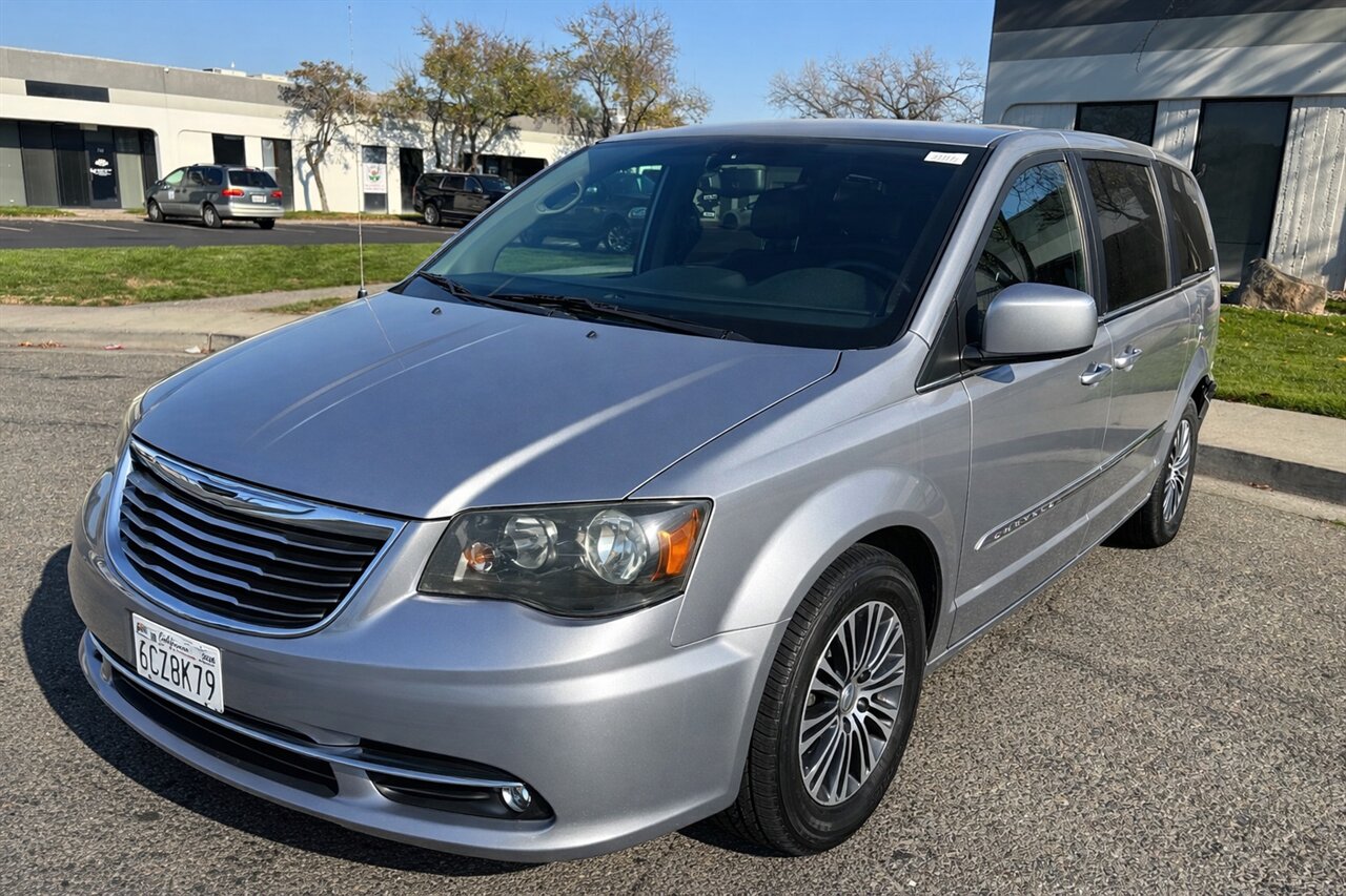2014 Chrysler Town & Country S   - Photo 1 - Sacramento, CA 95823
