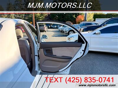 2006 Kia Spectra EX   - Photo 21 - Lynnwood, WA 98036