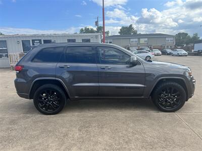 2017 Jeep Grand Cherokee Laredo   - Photo 3 - Alvarado, TX 76009