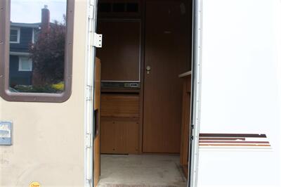 1993 Isuzu Rodeo Motorhome  RV - Photo 15 - Seattle, WA 98103