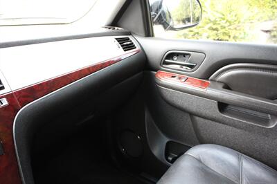 2011 Cadillac Escalade Premium   - Photo 26 - Seattle, WA 98103