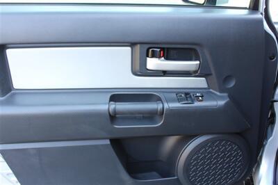 2007 Toyota FJ Cruiser   - Photo 10 - Seattle, WA 98103