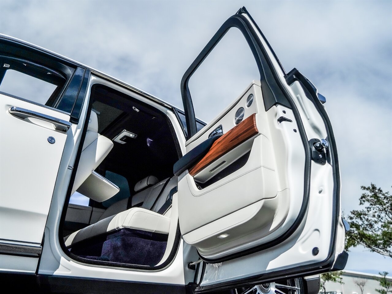 2019 Rolls-Royce Cullinan   - Photo 9 - Bonita Springs, FL 34134