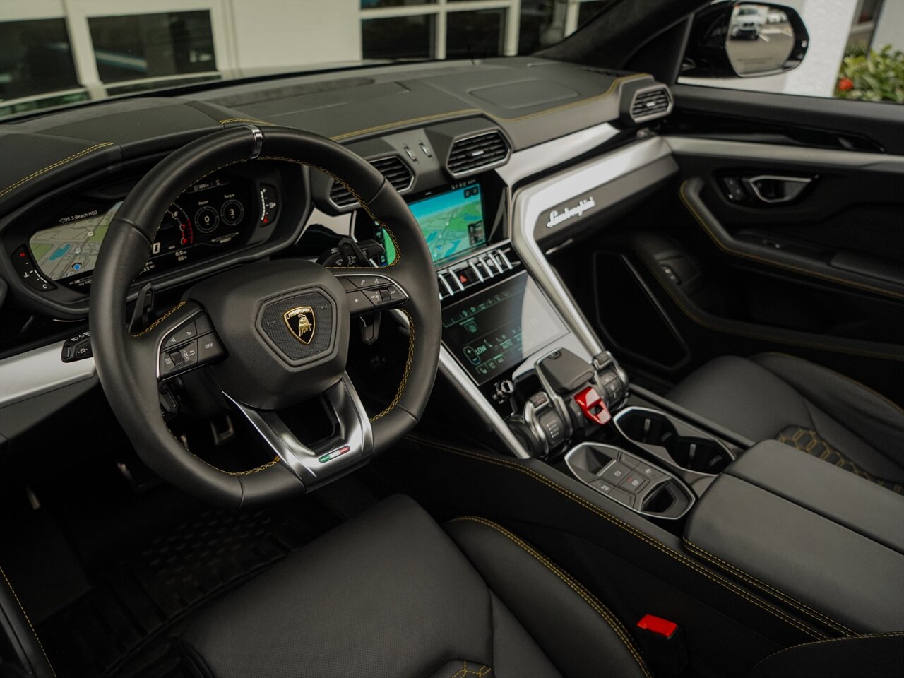 2022 Lamborghini Urus photo 2
