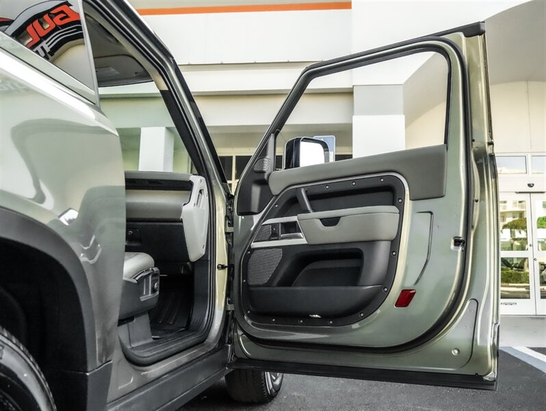 2022 Land Rover Defender 90 S - Photo 26 - Bonita Springs, FL 34134