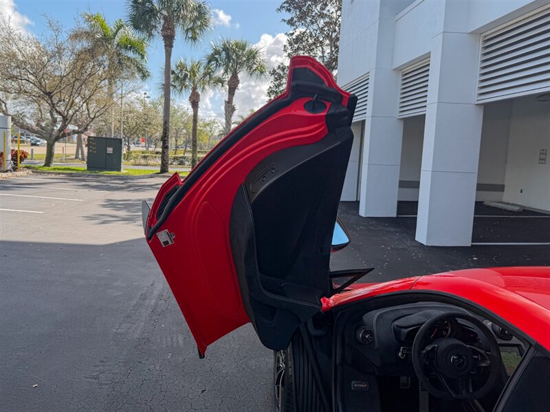 2016 McLaren 675LT   - Photo 25 - Bonita Springs, FL 34134