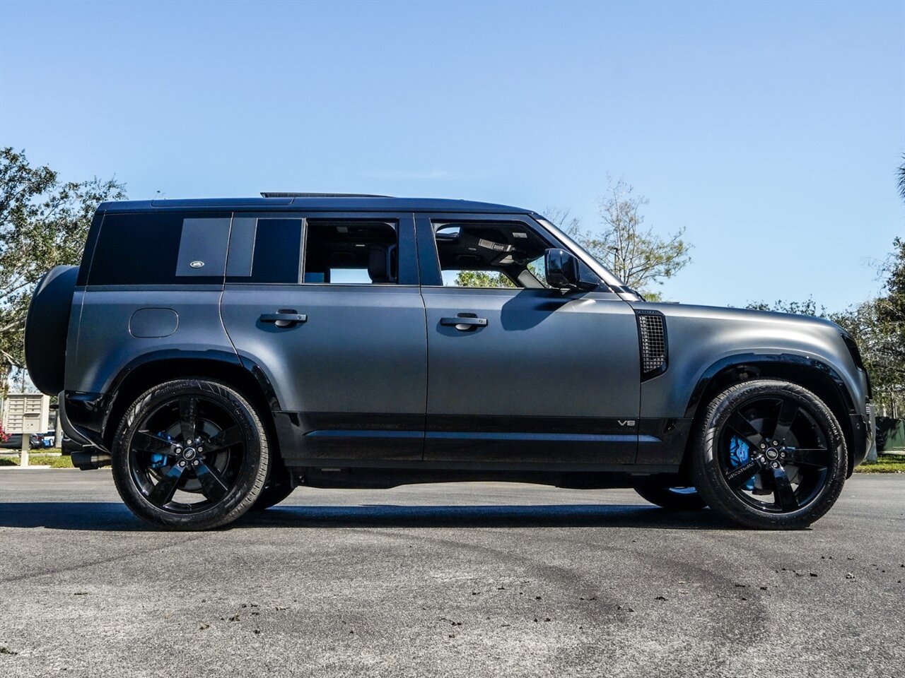 2022 Land Rover Defender 110 Carpathian Editi   - Photo 47 - Bonita Springs, FL 34134