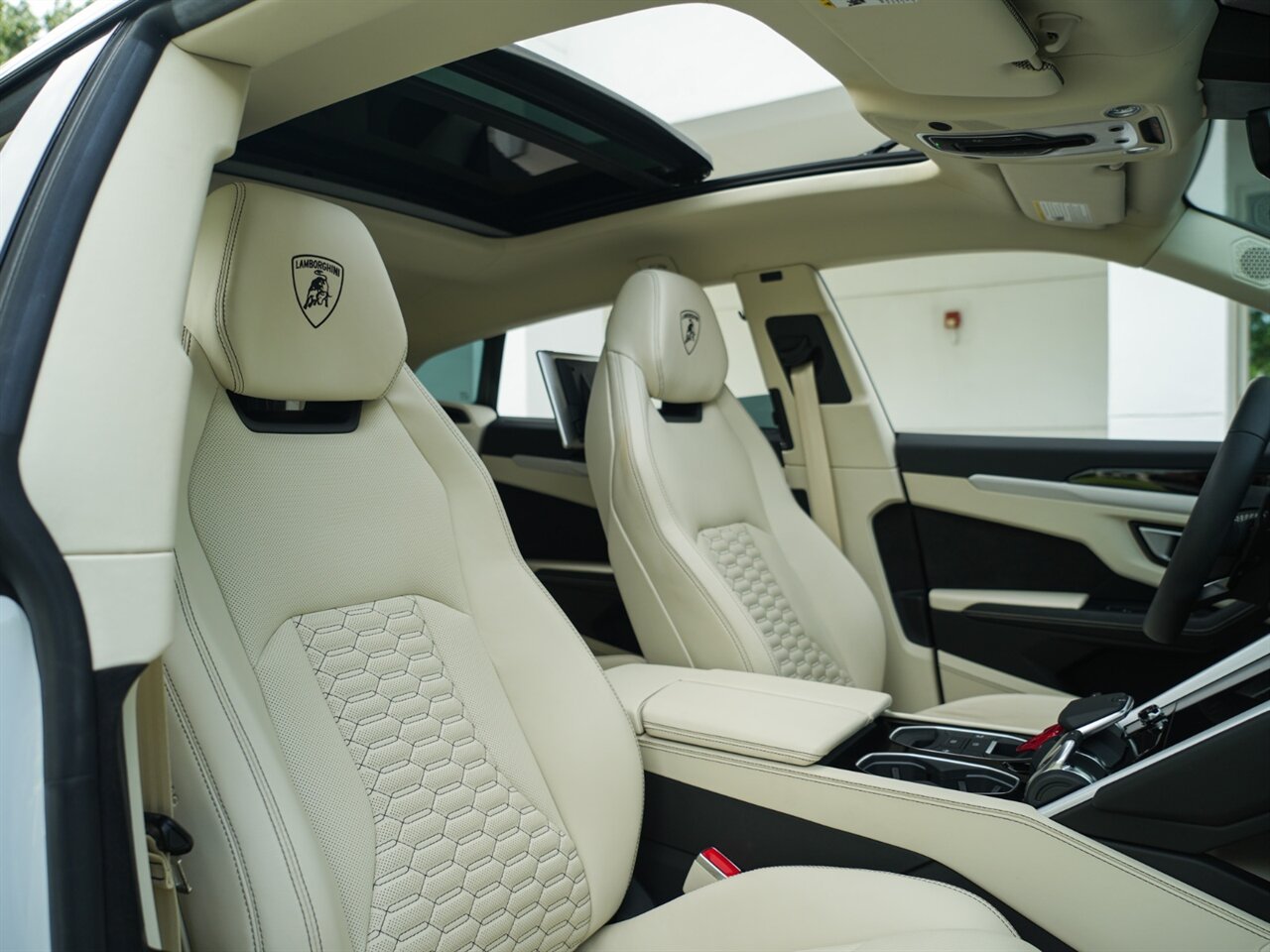2020 Lamborghini Urus photo 36