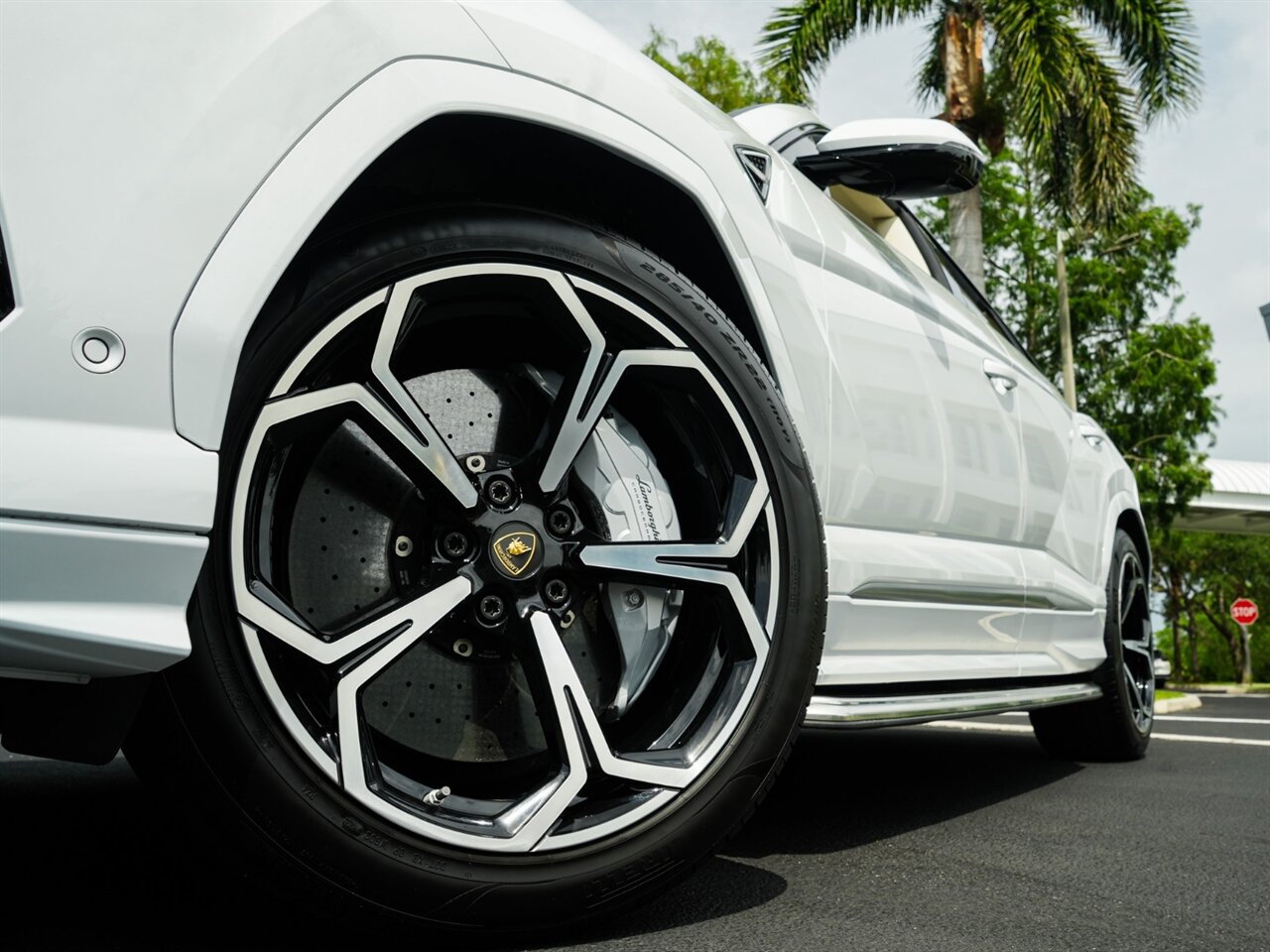2020 Lamborghini Urus photo 9