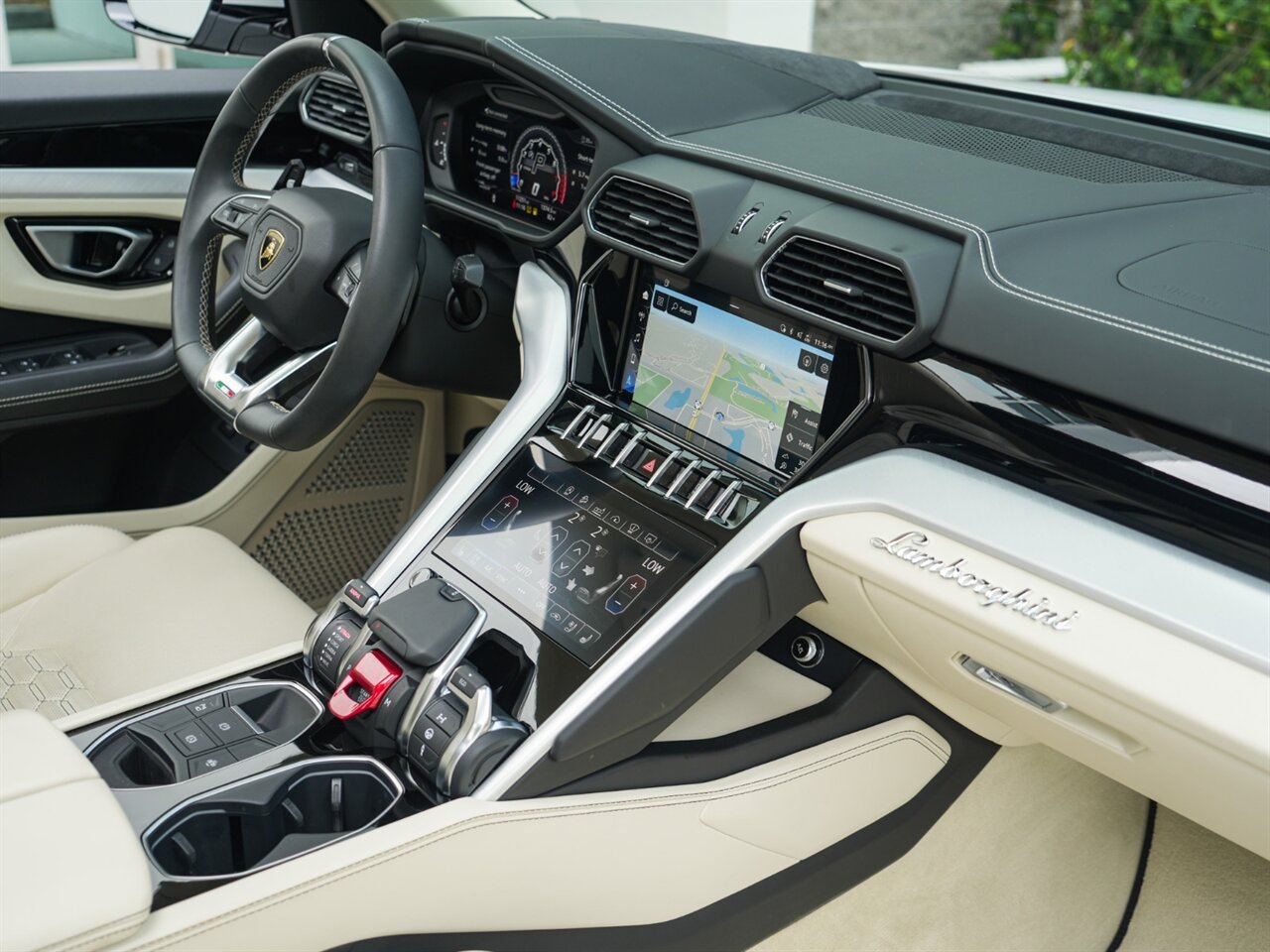 2020 Lamborghini Urus photo 37