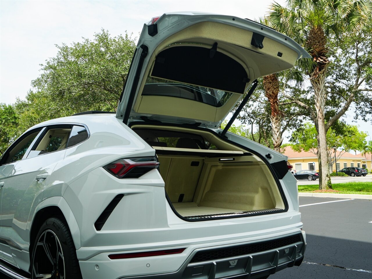 2020 Lamborghini Urus photo 45
