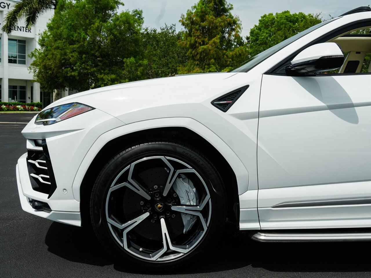 2020 Lamborghini Urus photo 47