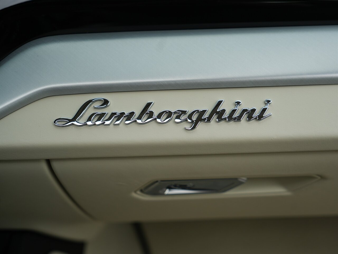 2020 Lamborghini Urus photo 39