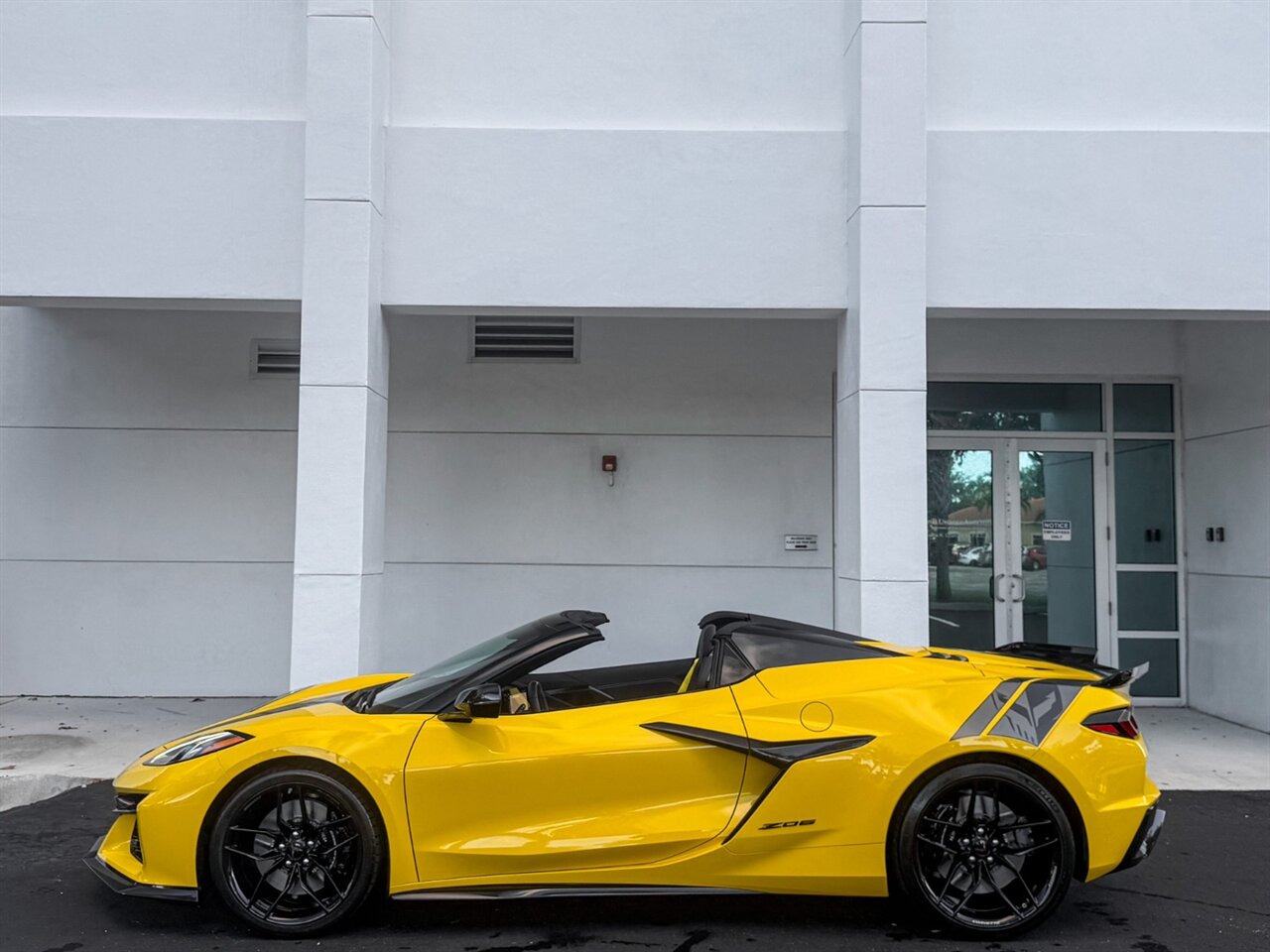 2025 Chevrolet Corvette Z06   - Photo 37 - Bonita Springs, FL 34134