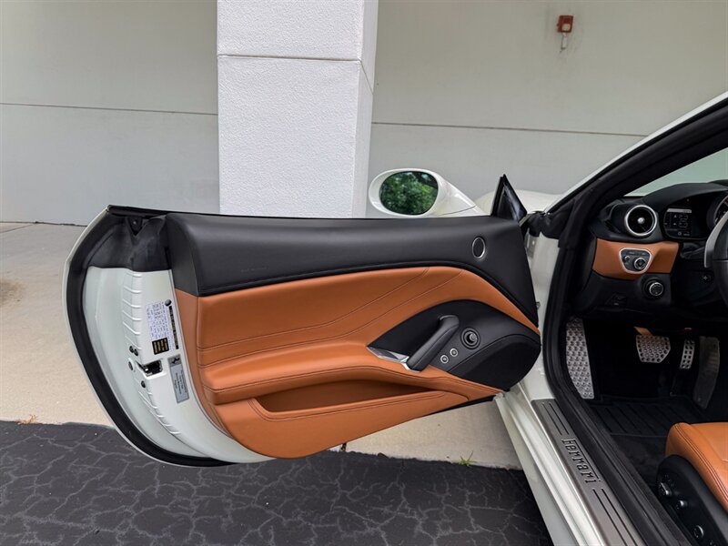 2017 Ferrari California T - Photo 26 - Bonita Springs, FL 34134