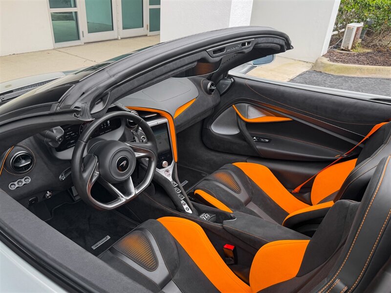 2024 McLaren 750S Spider - Photo 2 - Bonita Springs, FL 34134