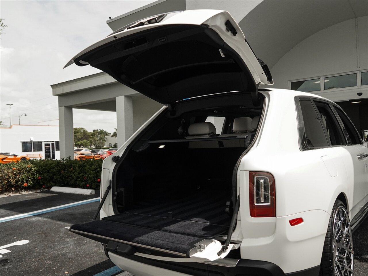 2019 Rolls-Royce Cullinan   - Photo 47 - Bonita Springs, FL 34134