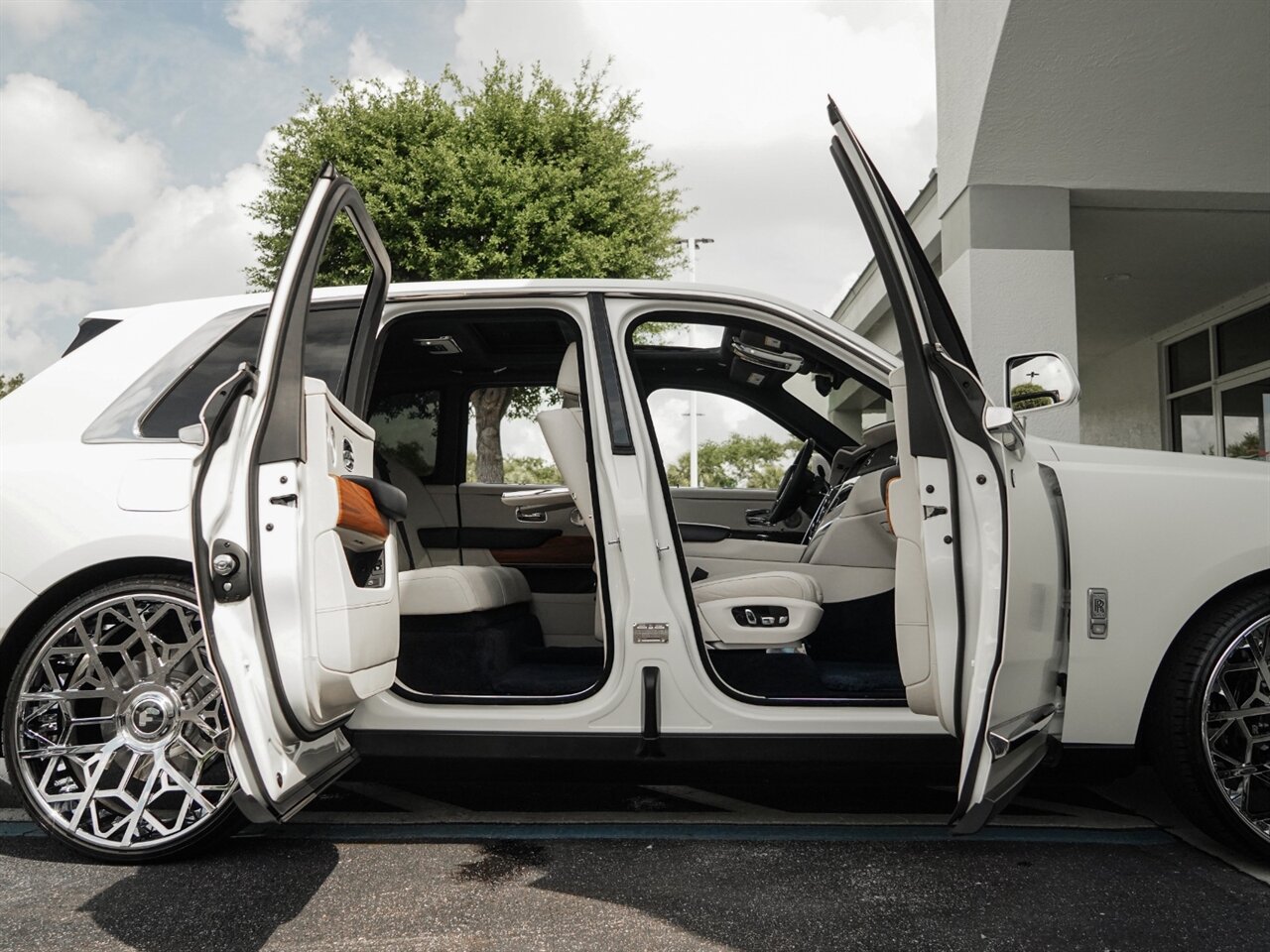 2019 Rolls-Royce Cullinan   - Photo 40 - Bonita Springs, FL 34134