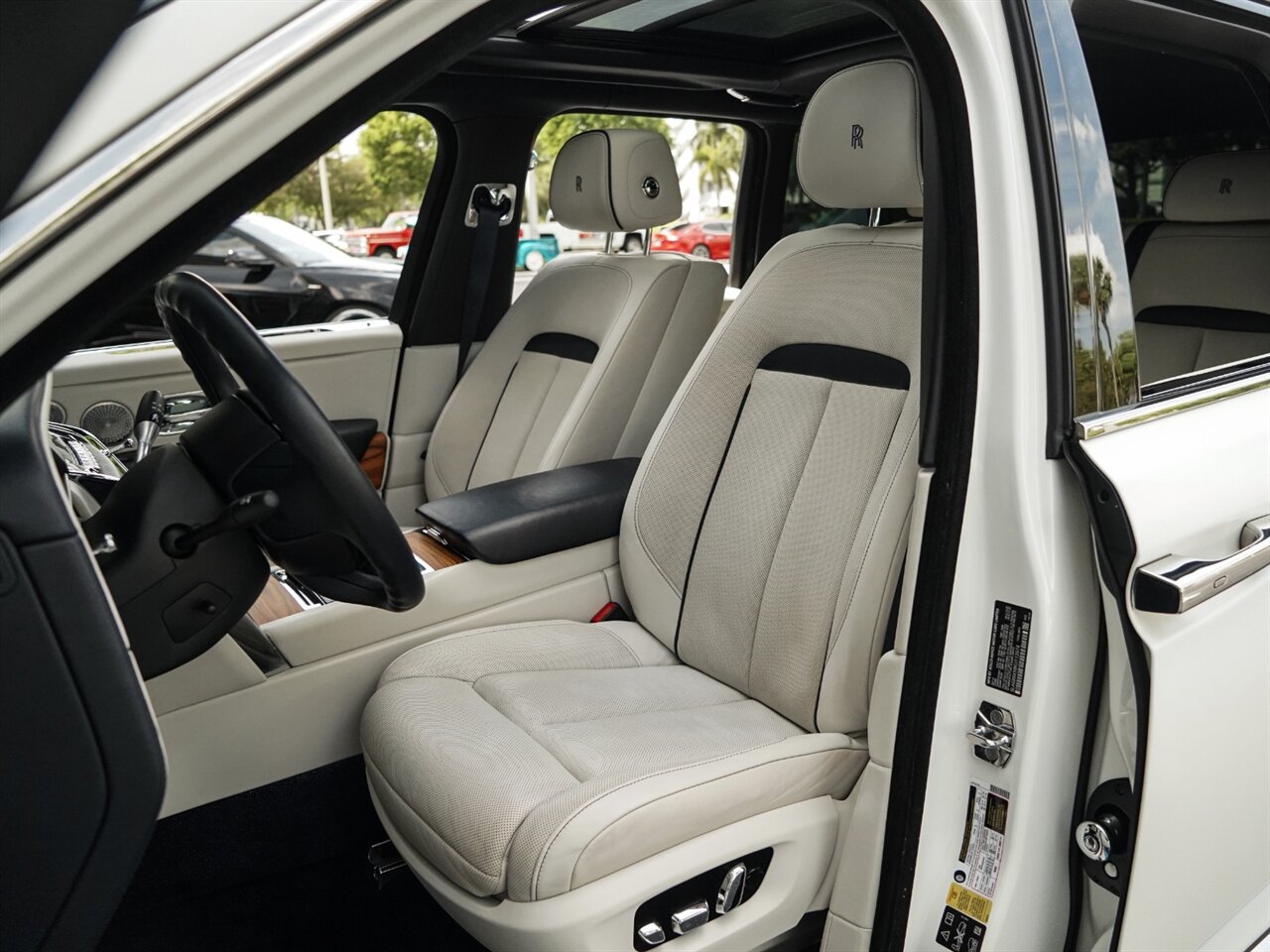 2019 Rolls-Royce Cullinan   - Photo 20 - Bonita Springs, FL 34134