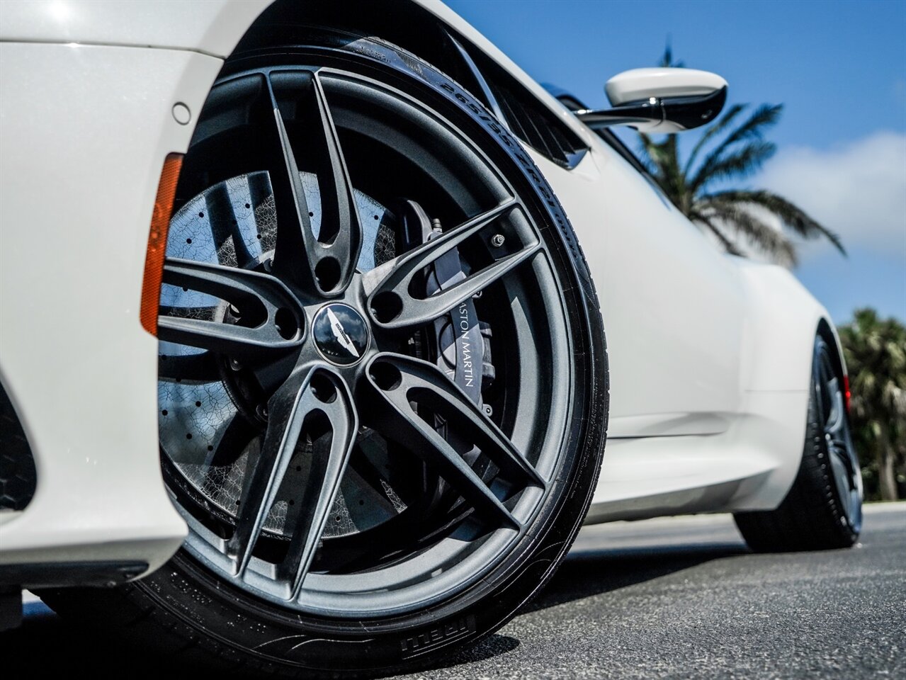 2019 Aston Martin DBS Superleggera   - Photo 9 - Bonita Springs, FL 34134