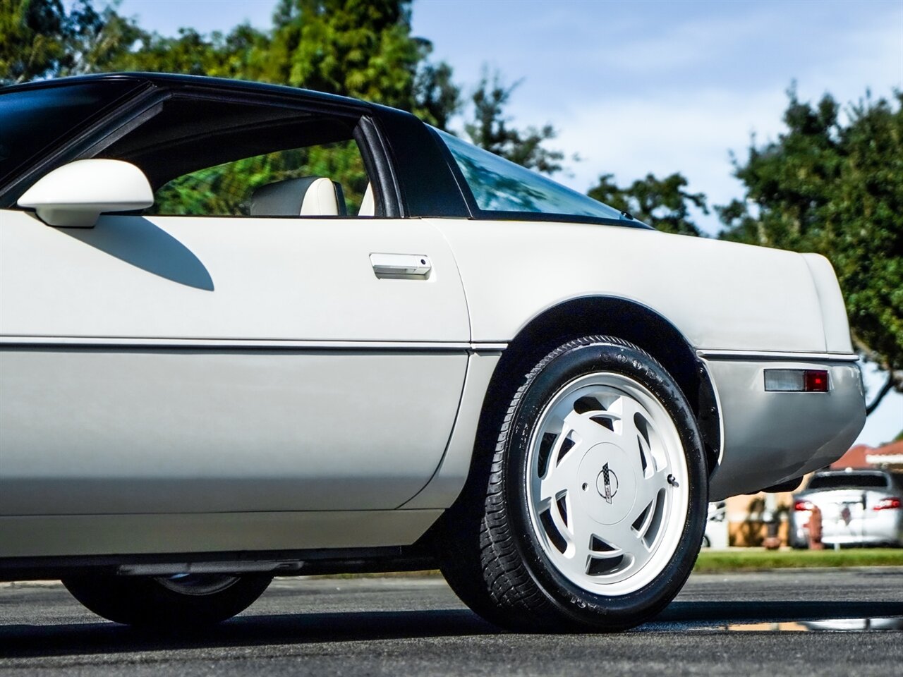 1988 Chevrolet Corvette   - Photo 10 - Bonita Springs, FL 34134