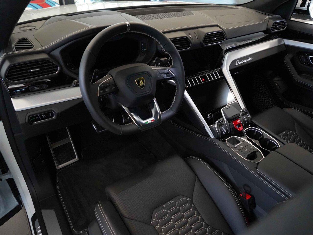 2020 Lamborghini Urus photo 2