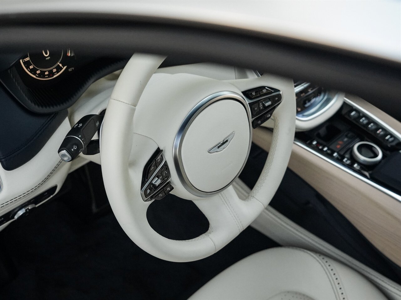 2021 Aston Martin DBX   - Photo 35 - Bonita Springs, FL 34134