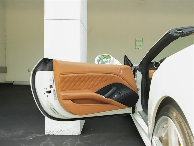 2017 Ferrari California T   - Photo 26 - Bonita Springs, FL 34134