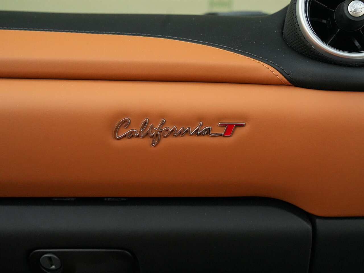 2017 Ferrari California T photo 36