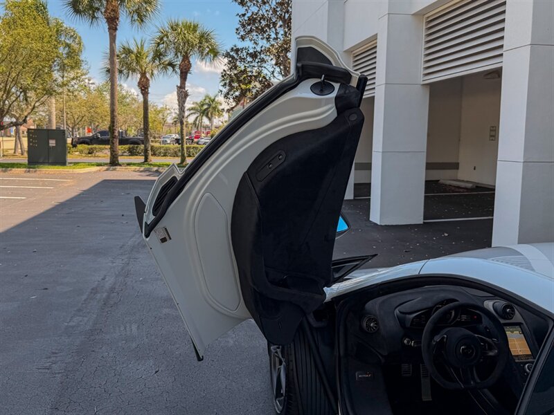 2016 McLaren 675LT   - Photo 28 - Bonita Springs, FL 34134