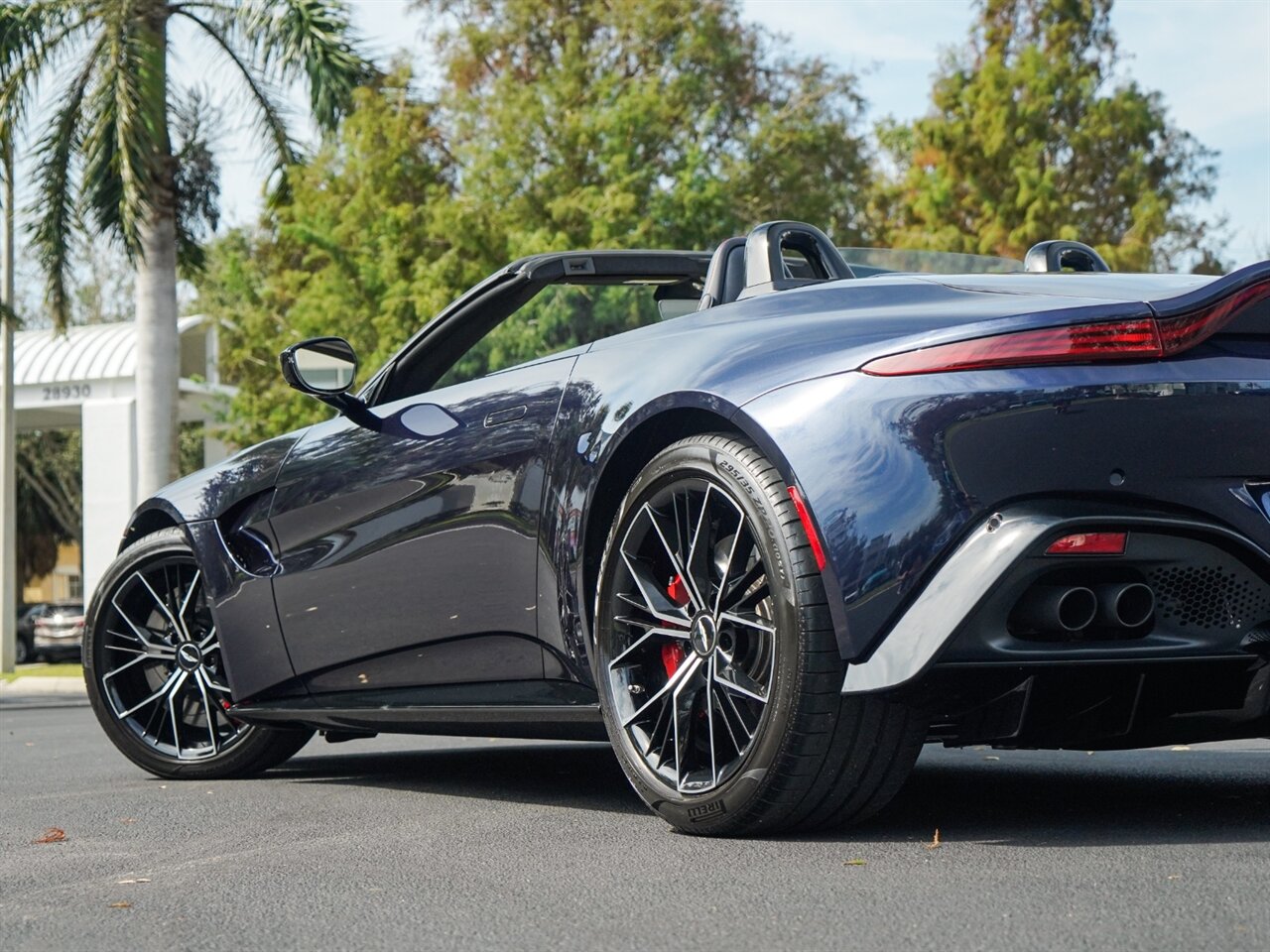 2021 Aston Martin Vantage   - Photo 52 - Bonita Springs, FL 34134