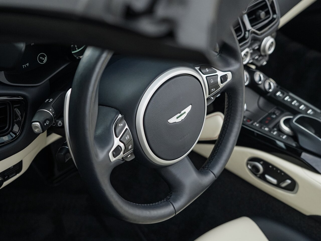 2021 Aston Martin Vantage   - Photo 33 - Bonita Springs, FL 34134