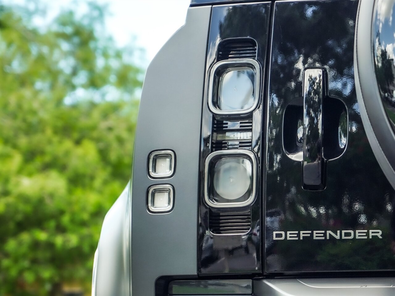 2022 Land Rover Defender 110 Carpathian Editi   - Photo 38 - Bonita Springs, FL 34134