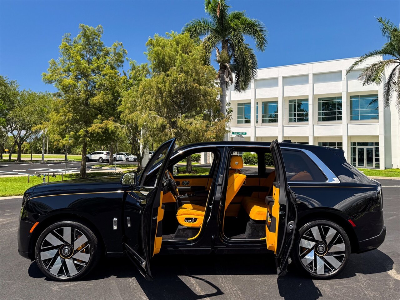 2025 Rolls-Royce Cullinan   - Photo 46 - Bonita Springs, FL 34134