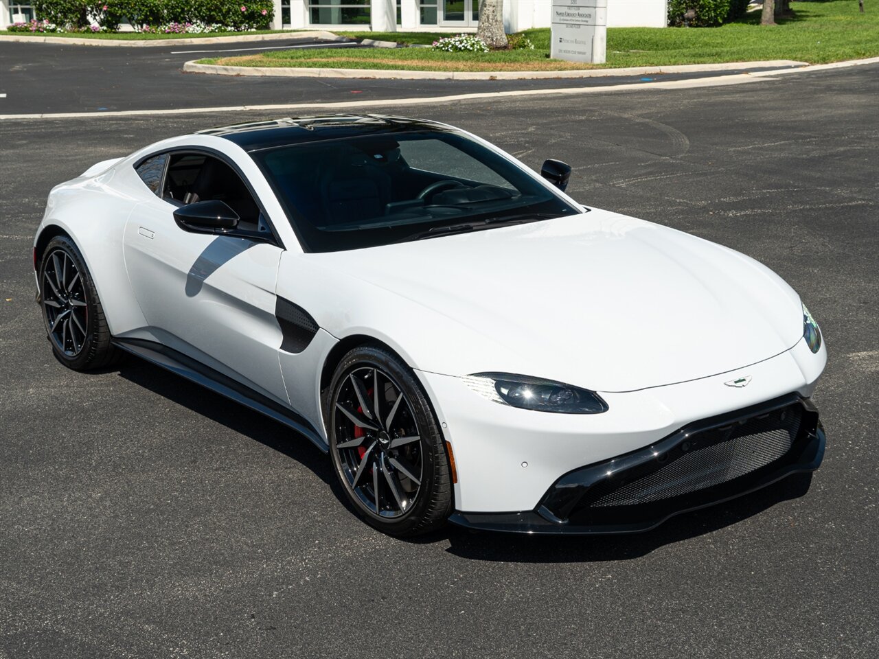 2019 Aston Martin Vantage   - Photo 26 - Bonita Springs, FL 34134