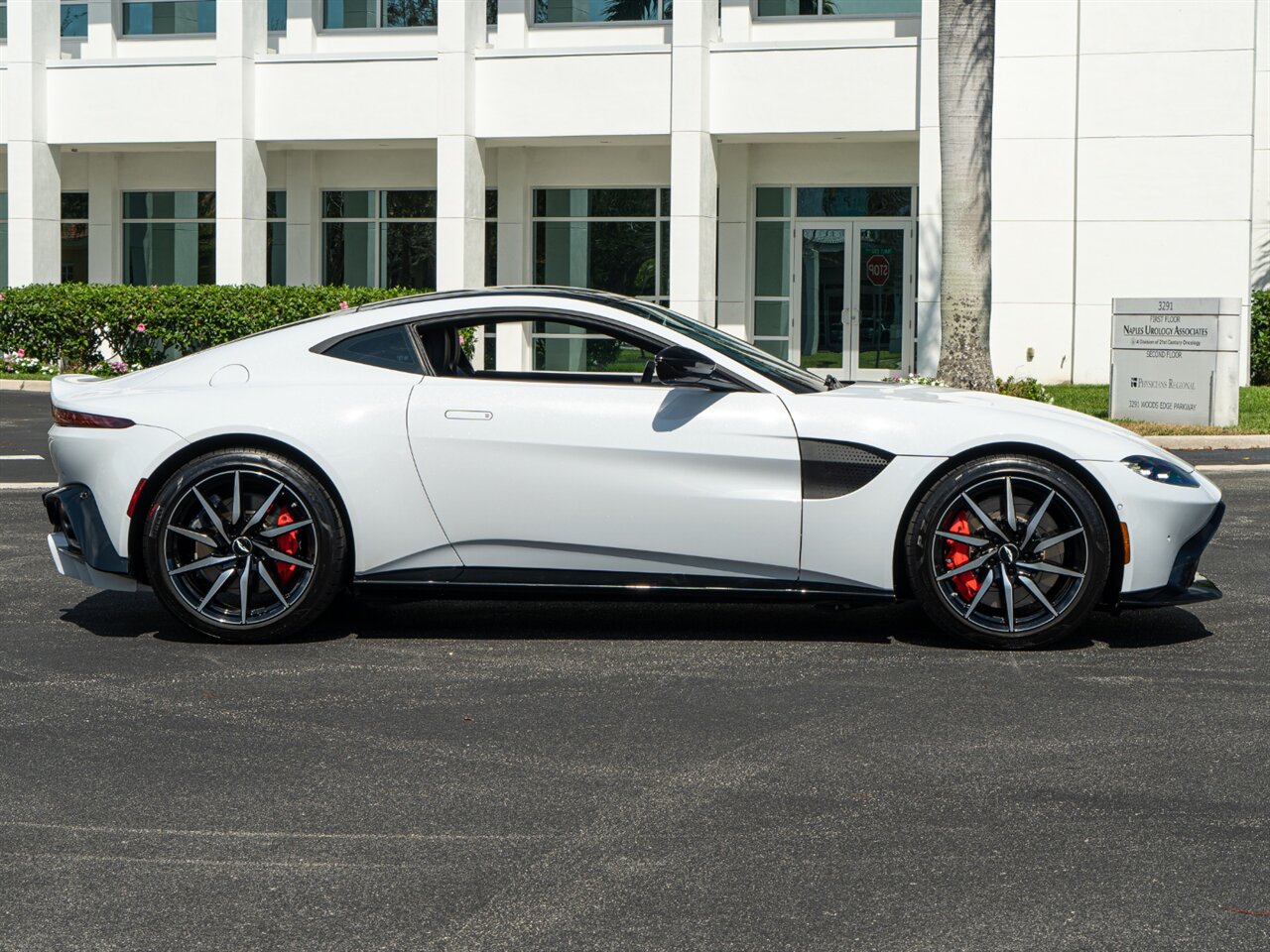 2019 Aston Martin Vantage   - Photo 32 - Bonita Springs, FL 34134