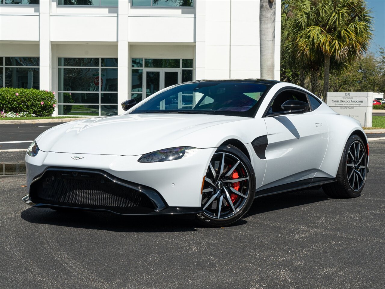 2019 Aston Martin Vantage   - Photo 54 - Bonita Springs, FL 34134