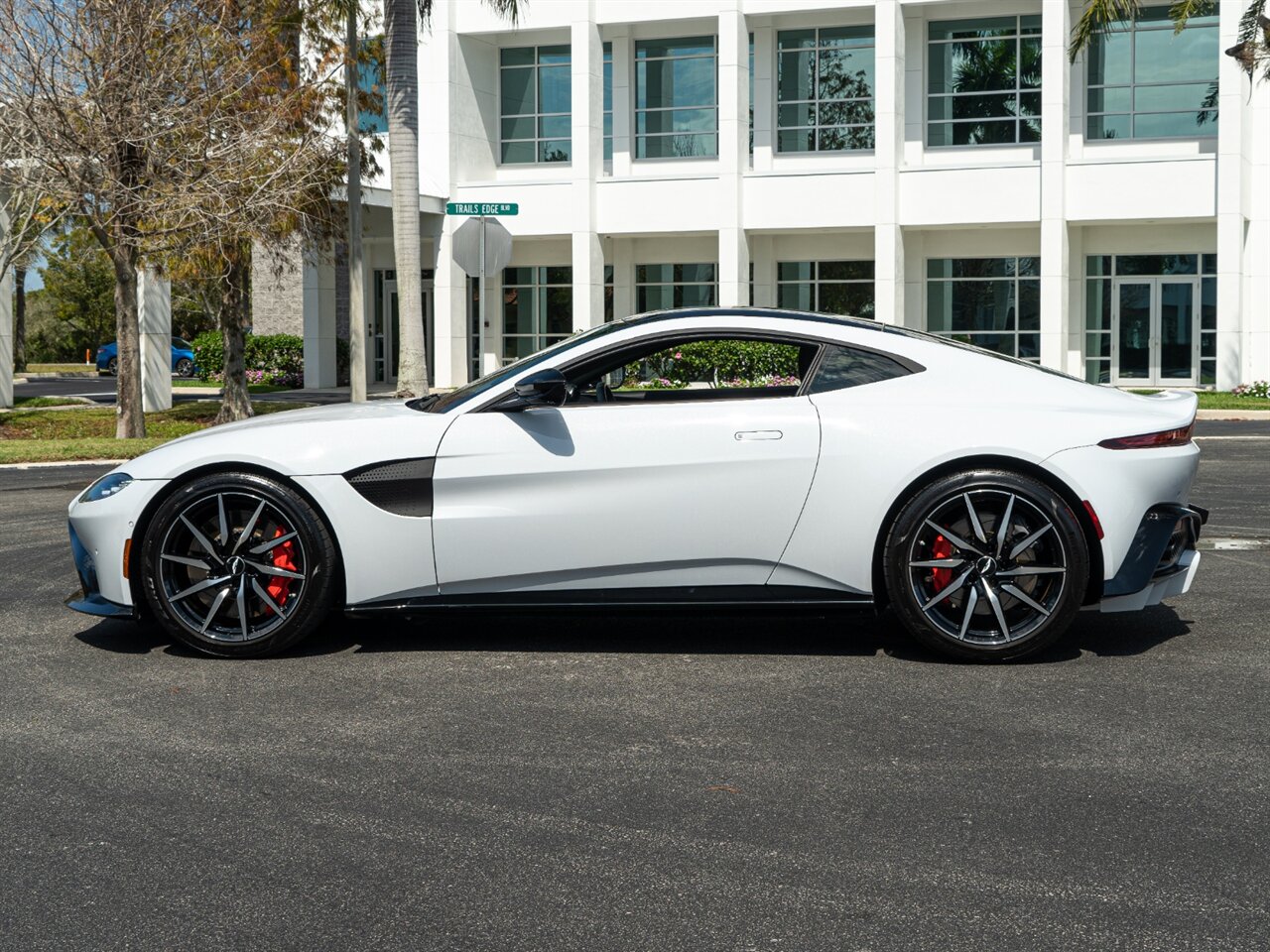 2019 Aston Martin Vantage   - Photo 6 - Bonita Springs, FL 34134