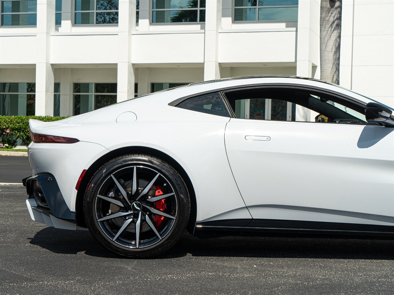 2019 Aston Martin Vantage   - Photo 34 - Bonita Springs, FL 34134