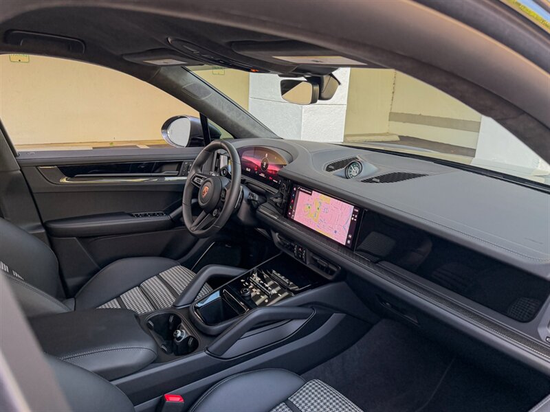 2026 Porsche Cayenne GTS Coupe   - Photo 34 - Bonita Springs, FL 34134