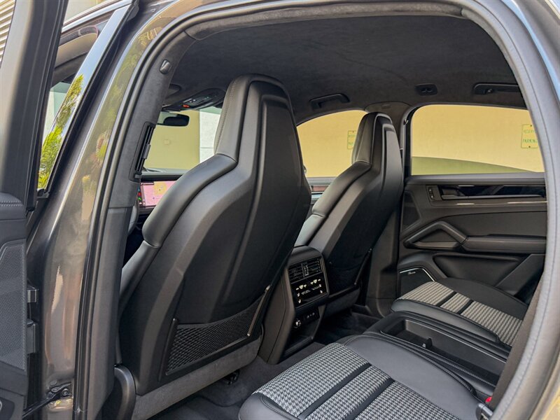 2026 Porsche Cayenne GTS Coupe   - Photo 30 - Bonita Springs, FL 34134