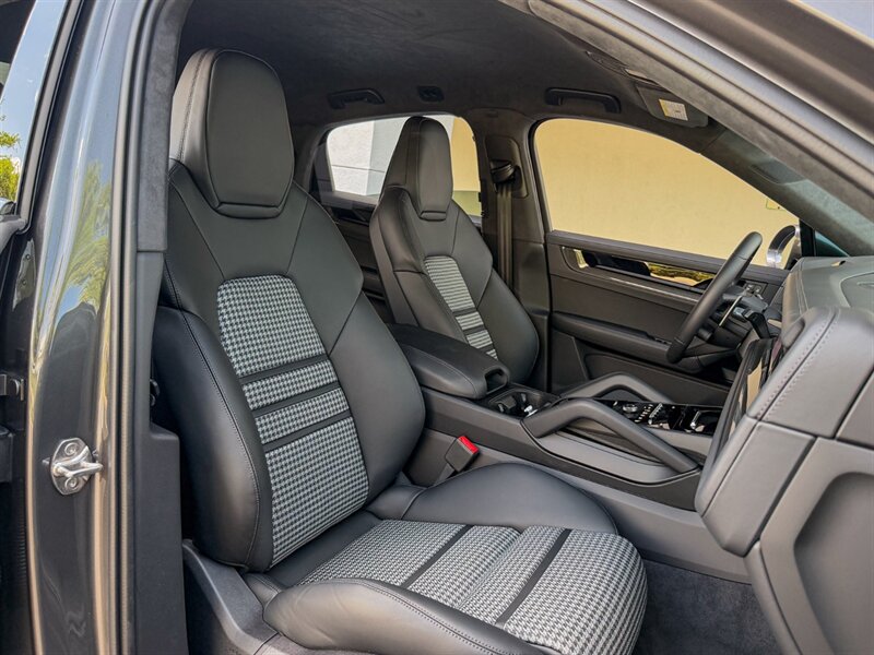 2026 Porsche Cayenne GTS Coupe   - Photo 38 - Bonita Springs, FL 34134