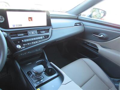 2025 Lexus ES 300h - Photo 18 - Dublin, CA 94568