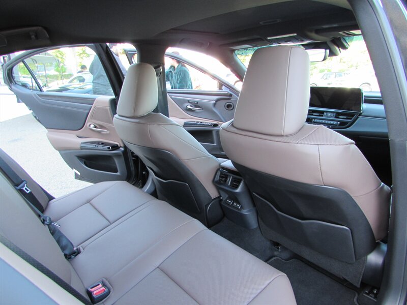 2025 Lexus ES 300h - Photo 28 - Dublin, CA 94568